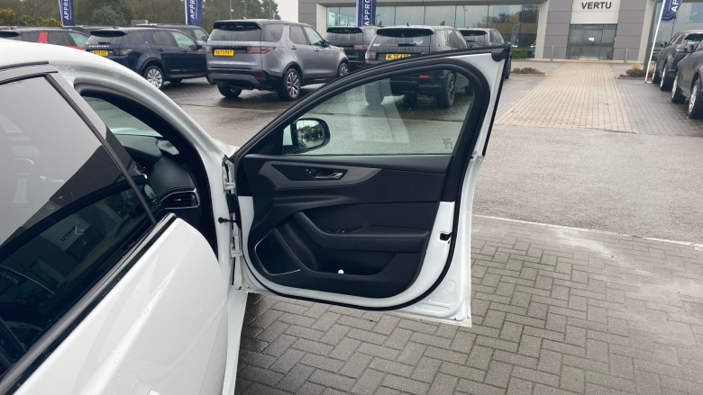 Jaguar XE 2.0 D200 R-Dynamic SE 4dr Auto Diesel Saloon